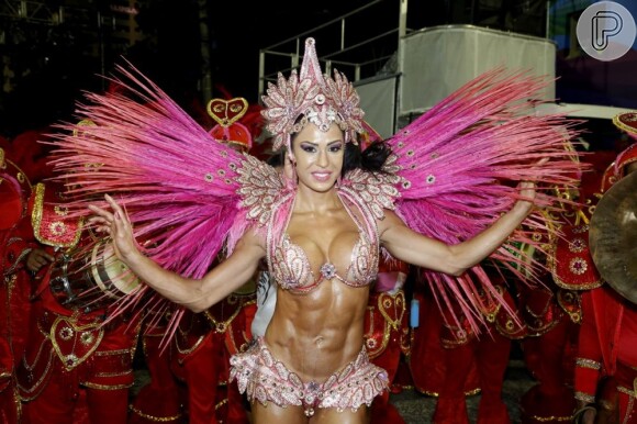 Gracyanne Barbosa desfila como madrinha da Unidos do Jacarezinho, na Marques de Sapucaí, no Rio de Janeiro, em 8 de fevereiro de 2013