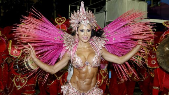 Gracyanne Barbosa vira alvo de críticas ao desfilar na Sapucaí, no Rio