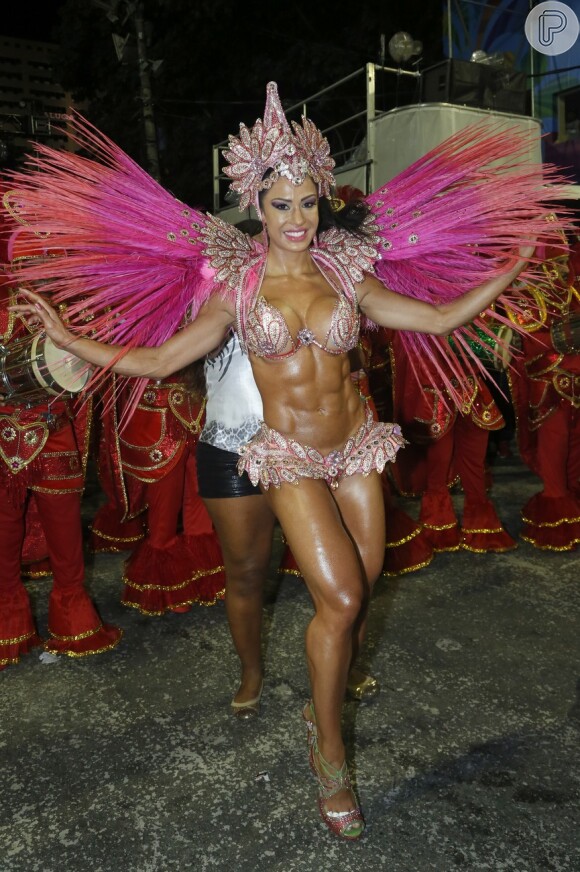 Gracyanne Barbosa exibe corpo musculoso na Avenida
