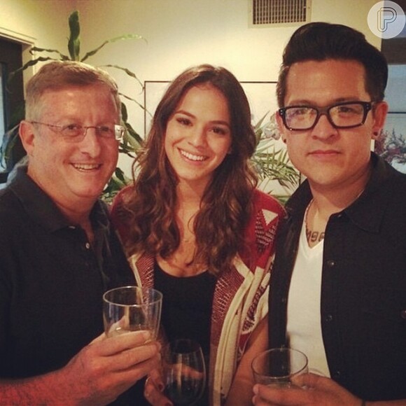 Bruna Marquezine posa ao lado de Uri Singer e John Swetnam, diretor do filme 'Breaking Through', em 7 de agosto de 2014