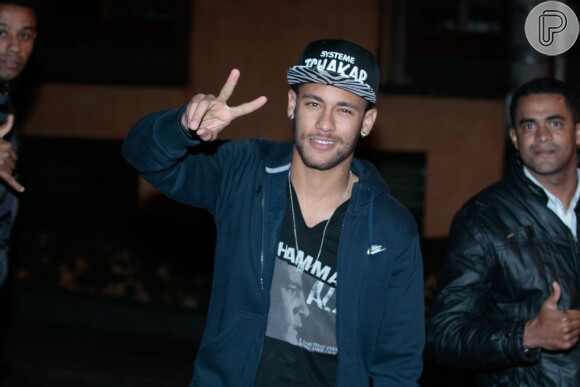 Neymar é multado na Espanha por dirigir em alta velocidade. A informação é do colunista Leo Dias, do jornal 'O Dia' (9 de agosto de 2014)