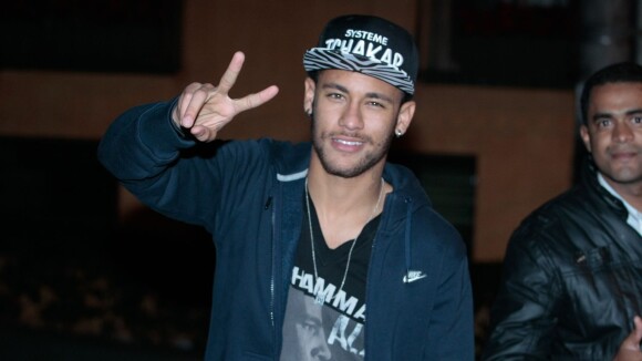 Neymar dirige em alta velocidade nas ruas de Barcelona e é multado
