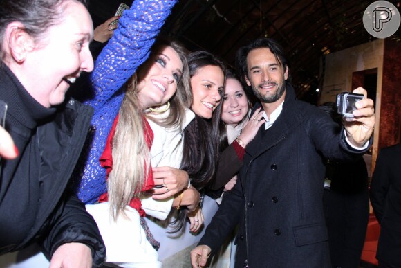 Rodrigo Santoro tira fotos com fãs no Festival de Cinema de Gramado