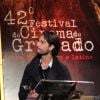 Rodrigo Santoro se emociona ao discursar no Festival de Cinema de Gramado. 'É muito gratificante receber esse reconhecimento', disse o ator que recebeu o troféu da cidade