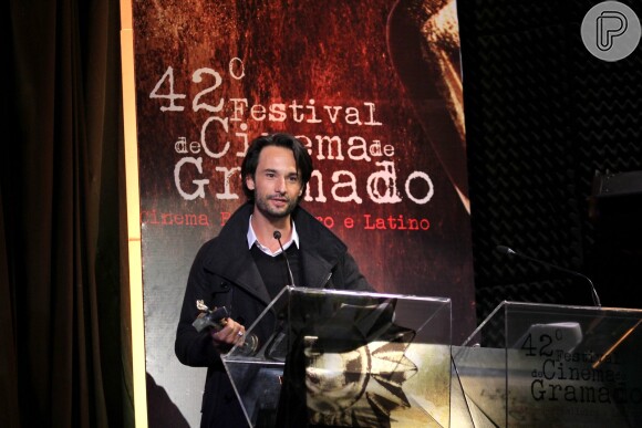Rodrigo Santoro recebe o troféu da cidade no Festival de Cinema de Gramado. 'Quero dividir o prêmio com todos que trabalharam comigo até hoje', disse o ator emocionado