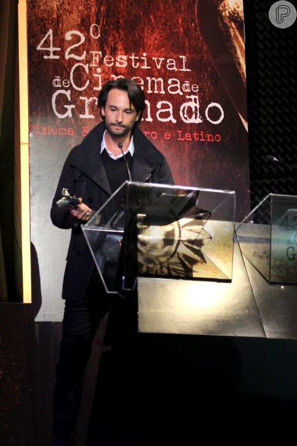 Rodrigo Santoro se emociona no Festival de Cinema de Gramado ao receber troféu