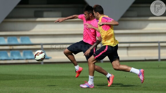 Neymar treina com companheiro do time Barcelona após afastamento por causa de lesão sofrida na Copa