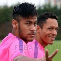 Neymar treina com bola no Barcelona após afastamento por lesão na coluna