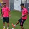 Neymar teina com Messi na volta aos treinos com o time Barcelona
