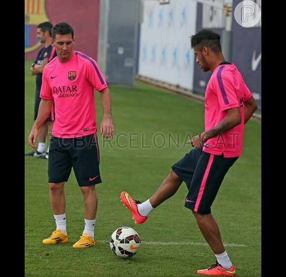 Neymar teina com Messi na volta aos treinos com o time Barcelona