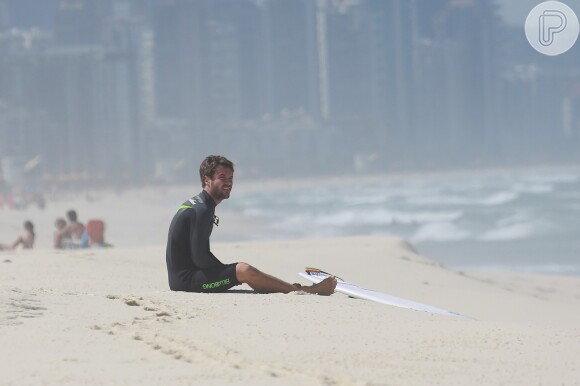 Kayky Brito curtiu a segunda-feira, 11 de agosto de 2014, na praia da Barra da Tijuca, na Zona Oeste do Rio. Logo que chegou ao local o ator fez um alongamento na areia e em seguida entrou no mar com sua prancha, mostrando habilidade para o surfe