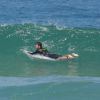 Logo que chegou na praia, Kayky Brito fez um alongamento na areia e em seguida entrou no mar com sua prancha, mostrando habilidade para o surfe