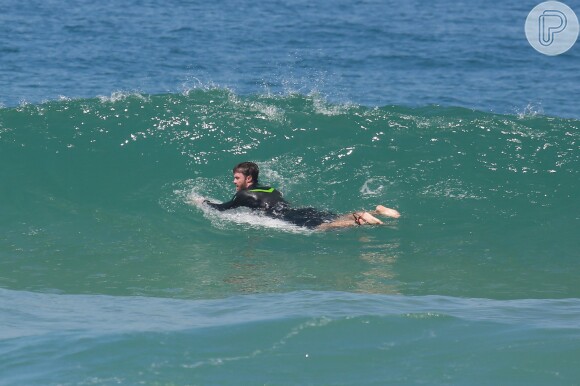 Logo que chegou na praia, Kayky Brito fez um alongamento na areia e em seguida entrou no mar com sua prancha, mostrando habilidade para o surfe