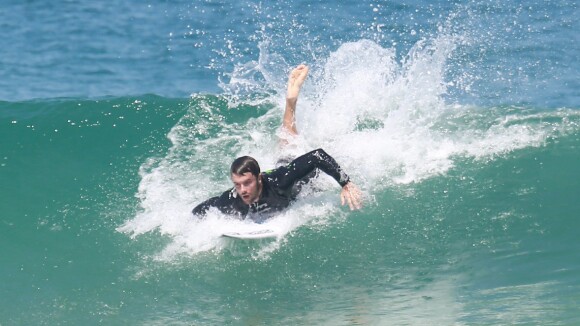 Kayky Brito mostra habilidade no mar em dia de surfe na Barra da Tijuca, no Rio
