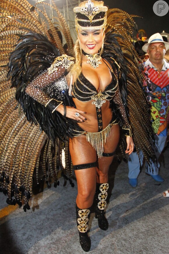 Ellen Rocche aparece com fantasia decotada e barriguinha saliente de fora no desfile da Rosas de Ouro em São Paulo, em 10 de fevereiro de 2013