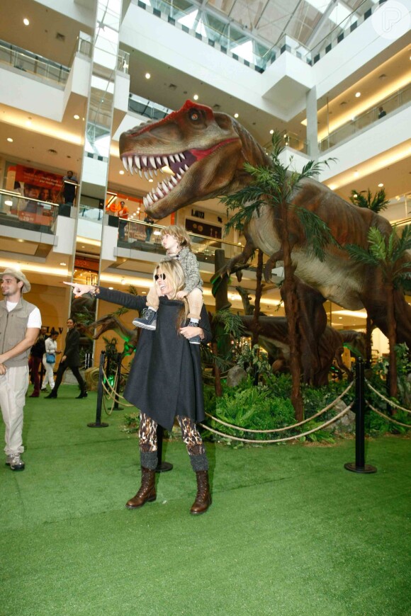 Adriane Galisteu e Vittório curtiram muito a exposição sobre dinossauros