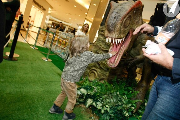 Curioso, Vittório observou e quis tocar em todos os detalhes dos dinossauros