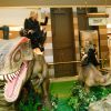 Adriane Galisteu e Vittório ainda brincaram em um dinossauro de brinquedo que simula caminhadas