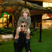 Adriane Galisteu brinca com o filho, Vittório, em exposição sobre dinossauros