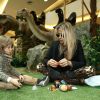 Após se divertirem nos brinquedos da exposição, Adriane Galisteu levou Vittório até a lojinha e comprou ovinhos de dinossauro de brinquedo