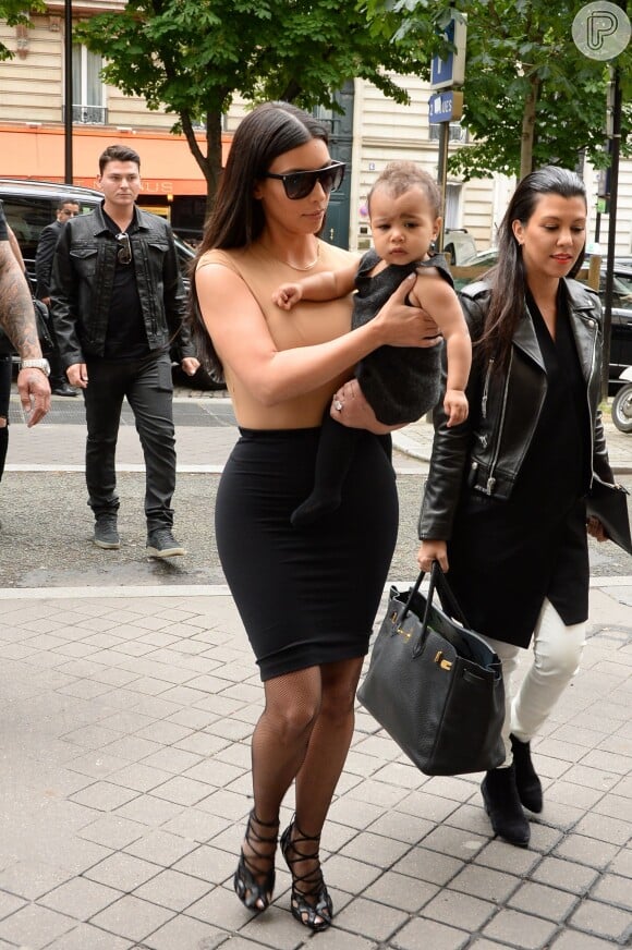 Kim Kardashian passeia com a filha, North West, em Paris