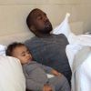 Kanye West dorme com a filha, North West