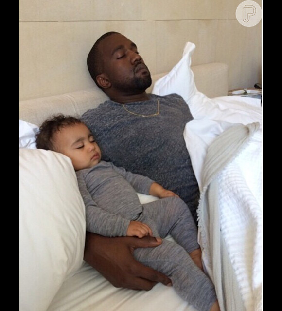 Kanye West dorme com a filha, North West