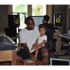 Kanye West posa com a filha, North West, em um estúdio de música