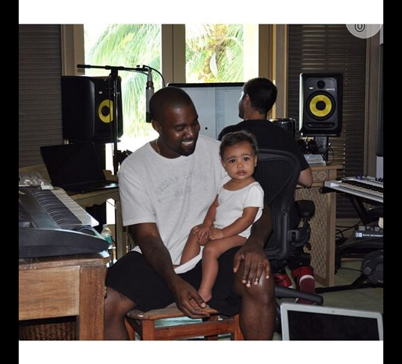 Kanye West posa com a filha, North West, em um estúdio de música