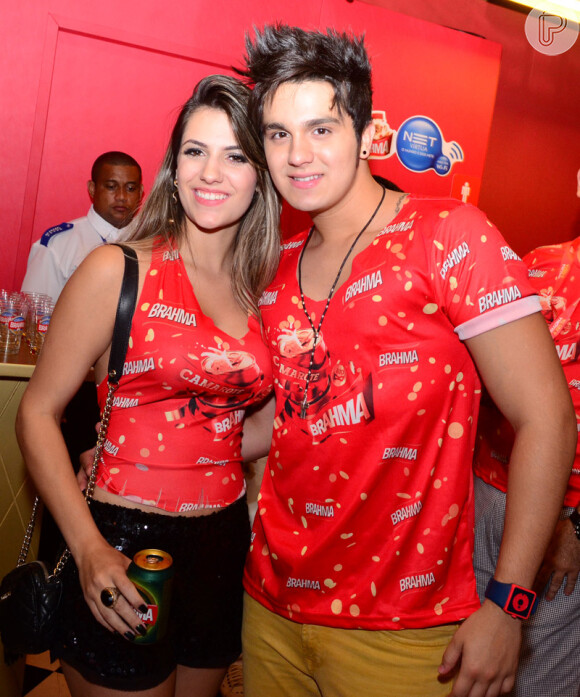 Luan Santana leva a namorada, Jade Magalhães, para conhecer o Carnaval carioca na Marquês de Sapucaí, em 10 de fevereiro de 2013