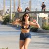 Bruna Marquezine usa shortinho e top para andar de skate em Los Angeles, Estados Unidos. A atriz viajou no dia 7 de agosto de 2014 para rodar o seu primeiro filme