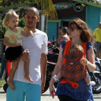 Carolinie Figueiredo passeia na praia com filhos e marido e amamenta caçula