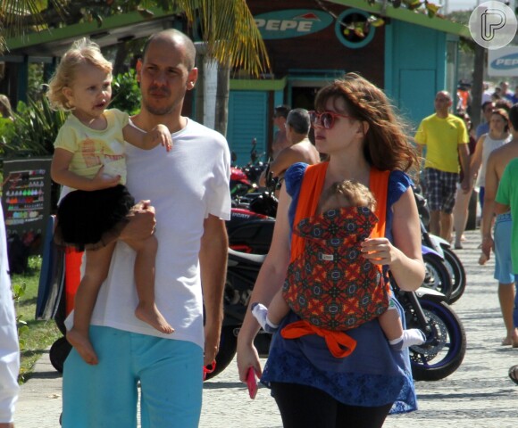 Carolinie Figueiredo levou os filhos Bruna Luz e Theo para passear no calçadão da praia da Barra da Tijuca, na Zona Oeste do Rio