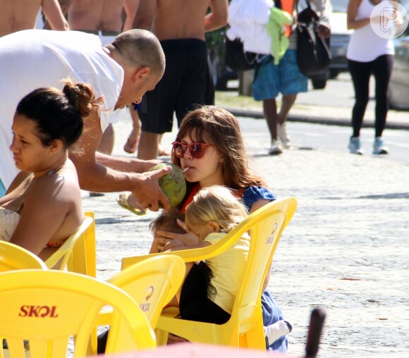 Carolinie Figueiredo levou os filhos Bruna Luz e Theo para passear no calçadão da praia da Barra da Tijuca, na Zona Oeste do Rio. Também acompanhada pelo marido, o diretor Guga Coelho, a atriz tomou água de coco e amamentou o pequeno Theo, de 5 meses