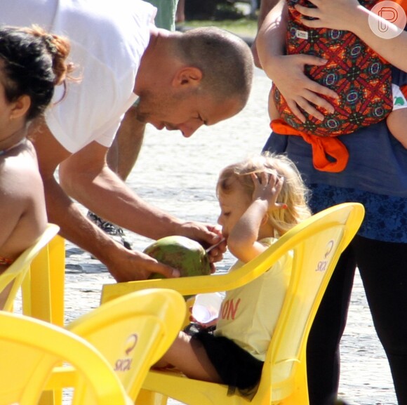 Carolinie Figueiredo levou os filhos Bruna Luz e Theo para passear no calçadão da praia da Barra da Tijuca, na Zona Oeste do Rio. Também acompanhada pelo marido, o diretor Guga Coelho, a atriz tomou água de coco e amamentou o pequeno Theo, de 5 meses