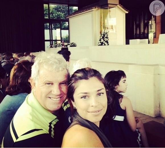 Grazi Massafera visita o Santuário de Fátima, em Portugal, com o pai, Gilmar. A atriz está no país para divulgar a novela 'Flor do Caribe' (17 de agosto de 2014)