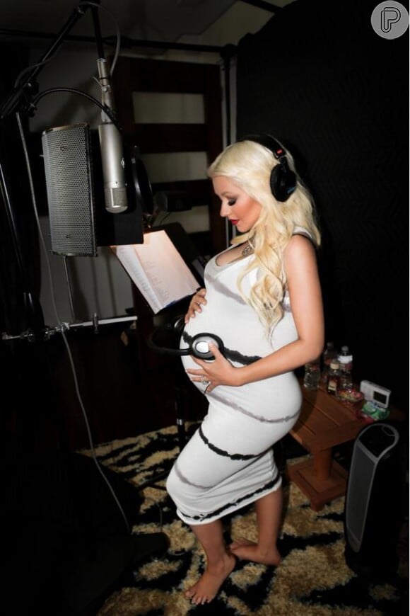 Christina Aguilera falou sobre o nascimento da recém-nascida, e revelou o seu nome em uma publicação no Twitter