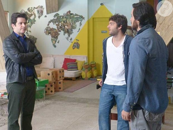 Davi (Humberto Carrão) e Herval (Ricardo Tozzi) confrontam Jonas (Murilo Benício), em 'Geração Brasil', em 20 de agosto de 2014