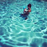 Grazi Massafera posta foto tranquila com Sofia em piscina: 'Meu Carnaval'