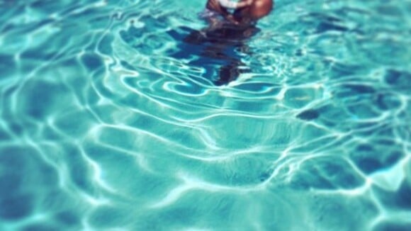Grazi Massafera posta foto tranquila com Sofia em piscina: 'Meu Carnaval'