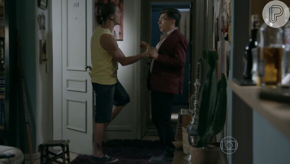 Robertão entra no apartamento de Téo e seduz o colunista da novela 'Império'