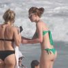 Marina Ruy Barbosa exibiu recentemente seu corpo longilíneo na praia, ao lado de sua mãe