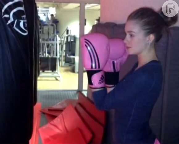 Marina Ruy Barbosa também está fazendo aulas de kickboxing na academia