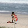 Isis Valverde aproveitou a folga das gravações da novela 'Boogie Oogie' para ir à praia nesta sexta-feira, 22 de agosto de 2014