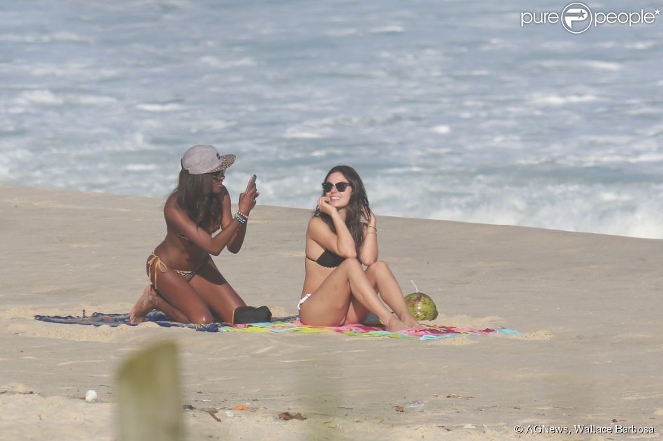 Isis Valverde aproveitou a folga das gravações da novela 'Boogie Oogie' para ir à praia nesta sexta-feira, 22 de agosto de 2014