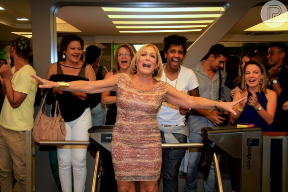 Susana Vieira fou surpreendida com uma festa ao chegar na academia que frequenta no Rio de Janeiro