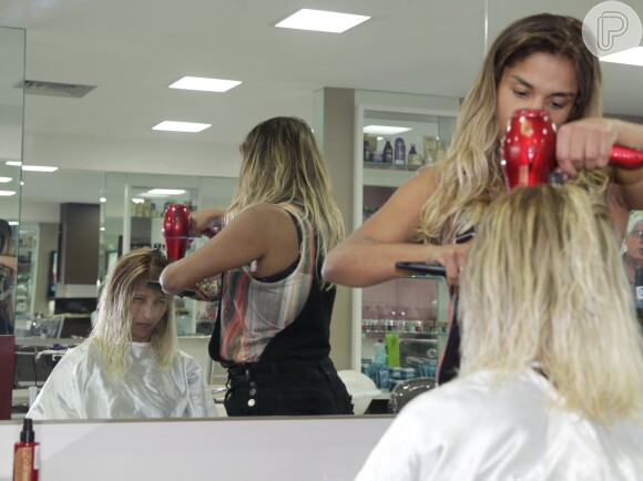 Valesca Popozuda radicalizou. A cantora cortou os cabelos na altura dos ombros e também clareou os fios após 21 horas em um salão de beleza na Barra da Tijuca, na Zona Oeste do Rio