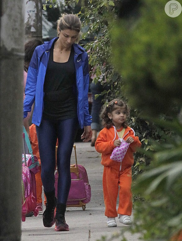 Grazi Massafera busca a filha Sofia na escola na Barra da Tijuca, na Zona Oeste do Rio de Janeiro, na quarta-feira, 27 de agosto de 2014