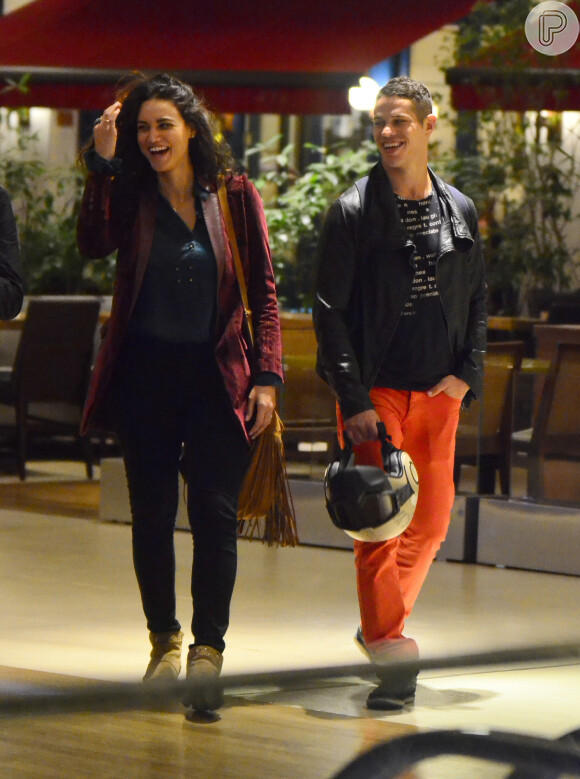 Débora Nascimento e José Loreto se divertem durante passeio em shopping