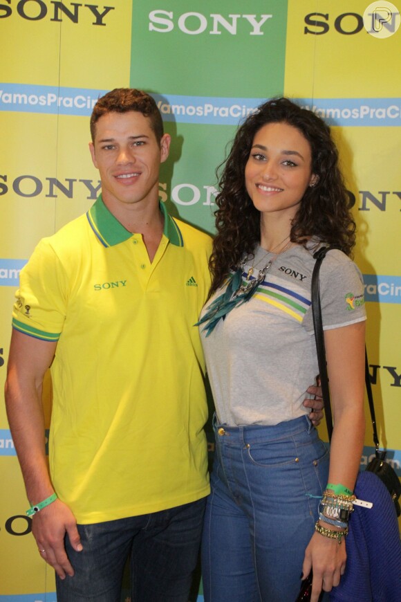 Débora Nascimento e José Loreto começaram a namorar nos bastidores de 'Avenida Brasil', em 2012